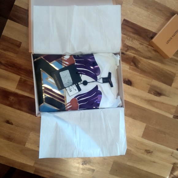 RARE LIMITED EDITION 100% AUTHENTIC LOUIS VUITTON POPPY FLOWER T-SHIRT WITH BOX! - Picture 3 of 12